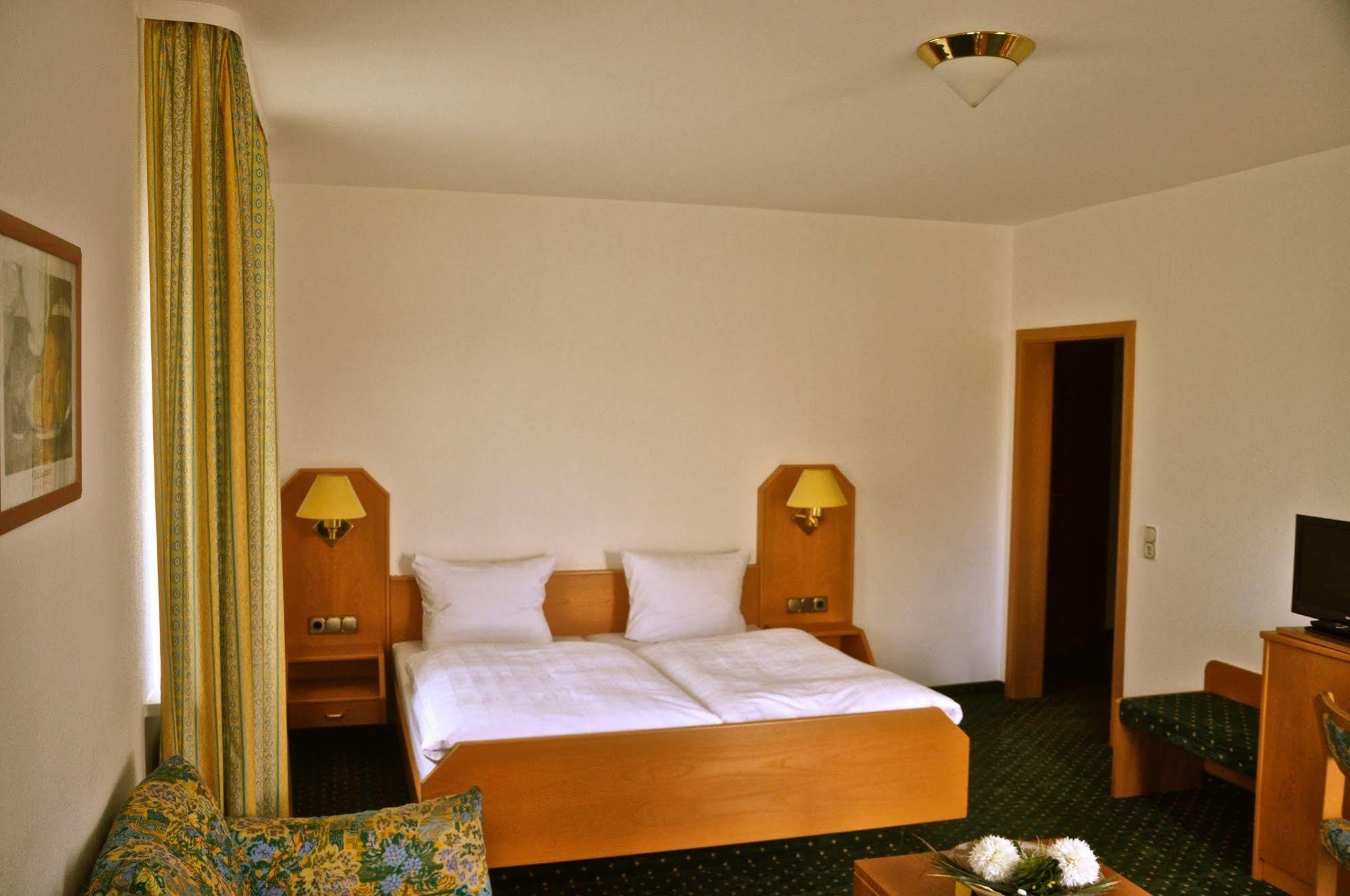Hotel Hirsch Фройденштадт Экстерьер фото